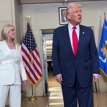 🔥AG Pam Bondi points out President Trump’s portrait hanging at the DOJ.