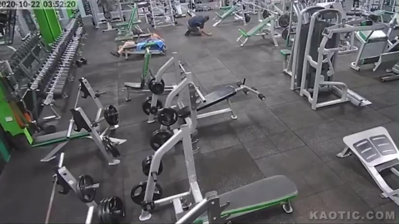 Man fakes tripping up and slams a 20kg dumbbell on a guy’s head