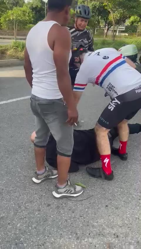 motociclista en aparente estado de embriaguez habría atropellado a dos ciclistas