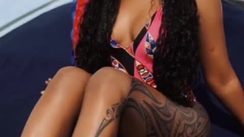 "I’m Heavy on Everything — Confidence, Curves, and Credit Score 😌💳"