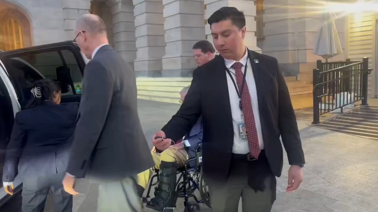 Senator MitchMcConnell was just spotted with a boot on his left leg, looking disoriented and unaware