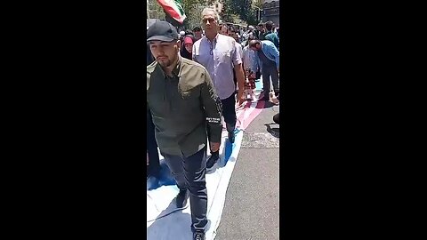 Iranians just placed an Israeli and American flag on the floor to enter a main mosque.