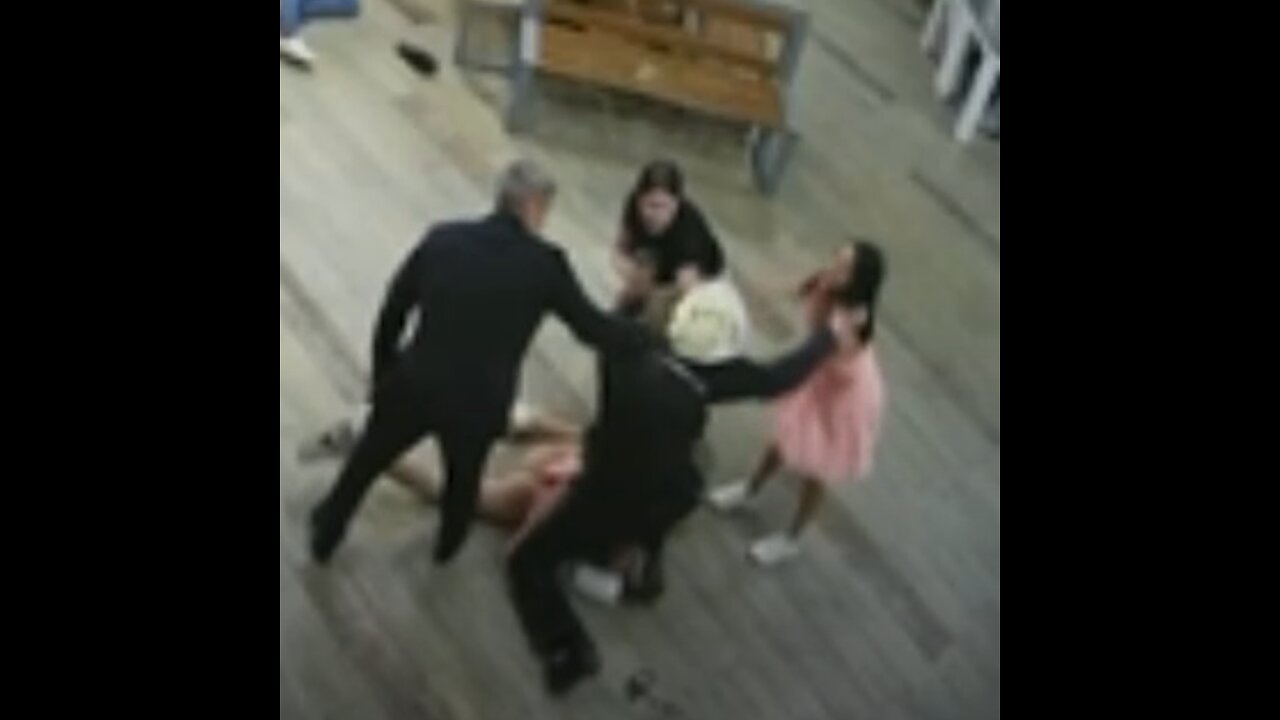 Dos hermanas agreden a policías en un centro comercial en Moscú