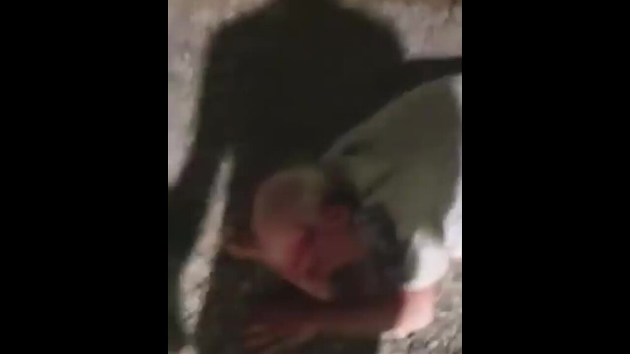 Los inmigrantes atacan y humillan a un anciano español