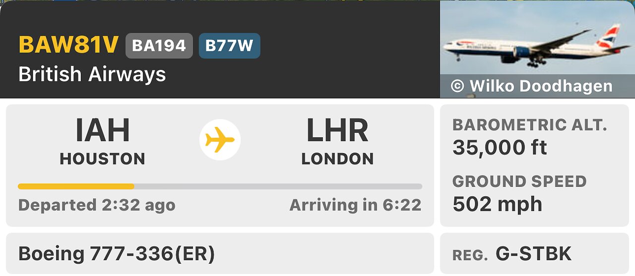 One plane with a trail and without?!?!