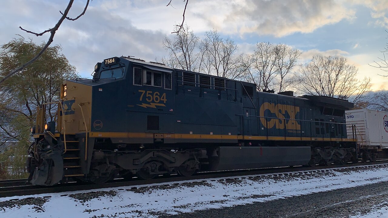 Lone CSX Engine 7564 pulls freight at a Good Rate