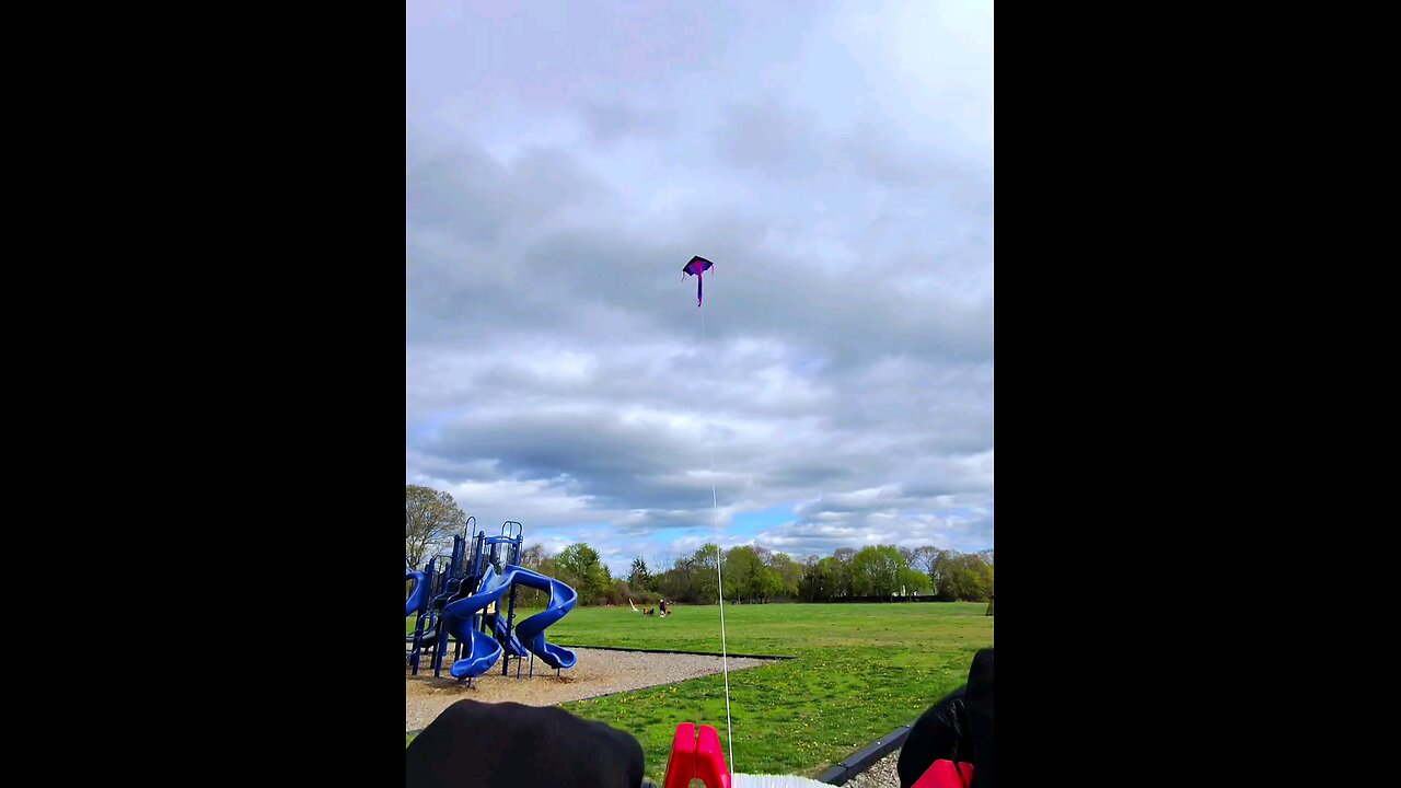Watch this kite DEFY GRAVITY