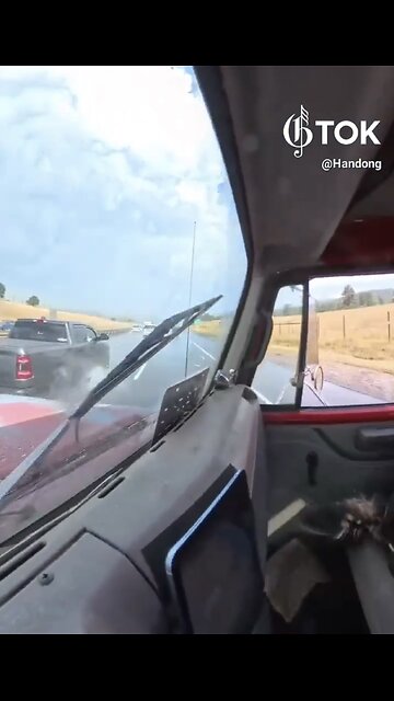 TRUCK DRIVER ALMOST CRASH🌦️🛣️🛻💦🚛🚕📸WHILE CHANGING LANES ON SLIPPERY HIGHWAY🌦️🚙💧🚛💫