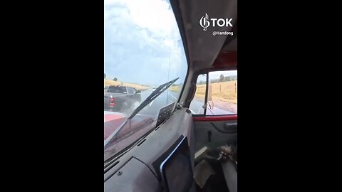 TRUCK DRIVER ALMOST CRASH🌦️🛣️🛻💦🚛🚕📸WHILE CHANGING LANES ON SLIPPERY HIGHWAY🌦️🚙💧🚛💫
