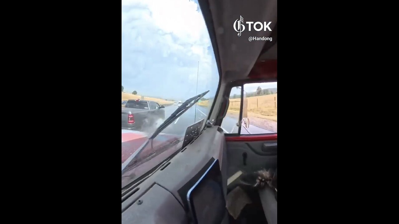 TRUCK DRIVER ALMOST CRASH🌦️🛣️🛻💦🚛🚕📸WHILE CHANGING LANES ON SLIPPERY HIGHWAY🌦️🚙💧🚛💫