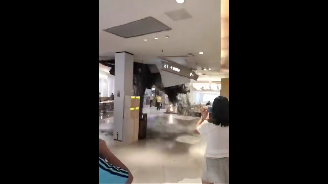 The roof of the shopping Mall collapsed after heavy rain in Chongqing, China 🇨🇳 (08.07.2025)