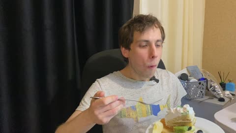 Побырику съел фрукты с тортом — и жизнь хороша!