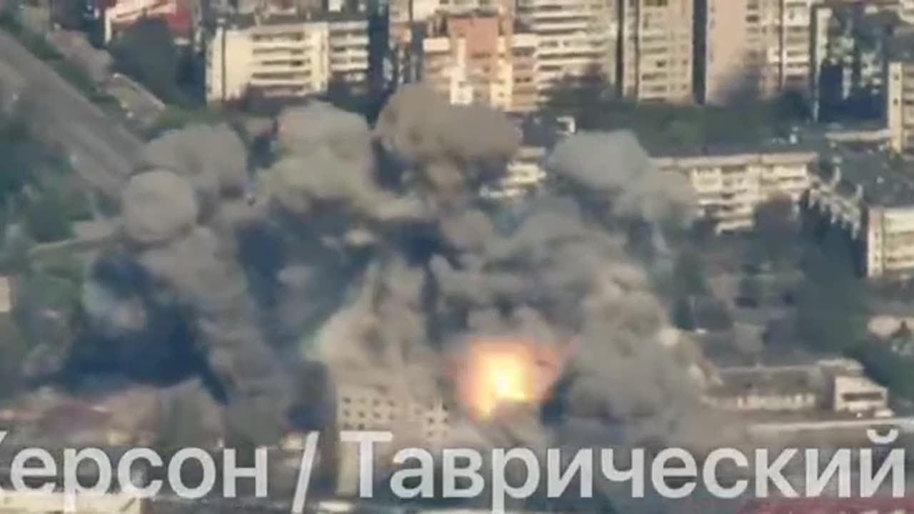 đŸ¤¬ Occupants show footage of strikes on a residential area of ​​Kherson