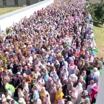 Odessa: Crowds of Orthodox Christians march on "Uspenie" awaiting liberation by the Russian army