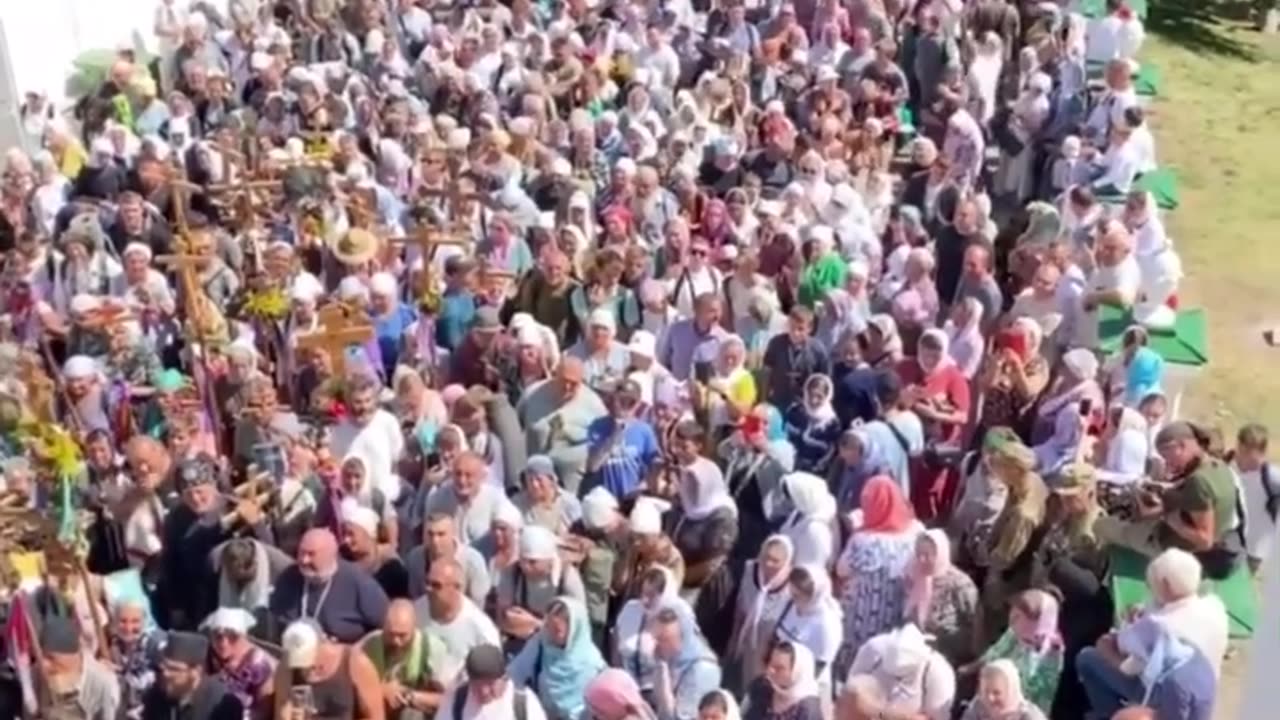 Odessa: Crowds of Orthodox Christians march on "Uspenie" awaiting liberation by the Russian army