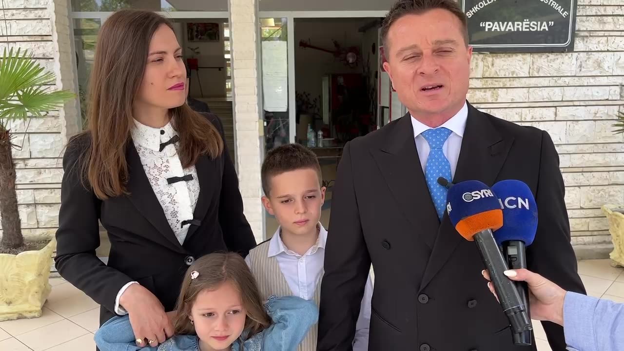 Atird Hoxha voton në Vlorë: Ftoj qytetarët të vendosin për të ardhmen