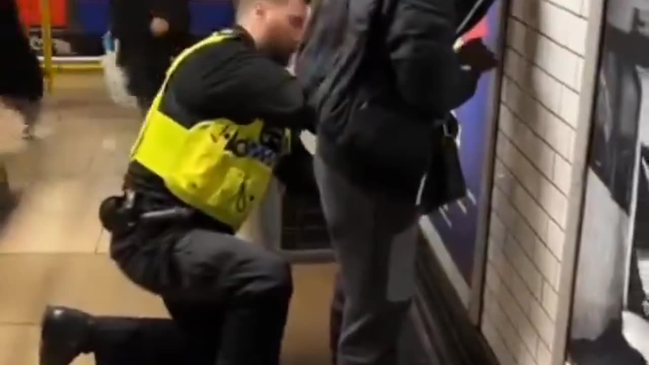 🚨 ANOTHER DOCTOR/ENGINEER CAUGHT STEALING PHONES ON THE LONDON