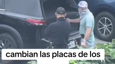 ICE agents change cat plates/ Agentes del ICE cambiando placas