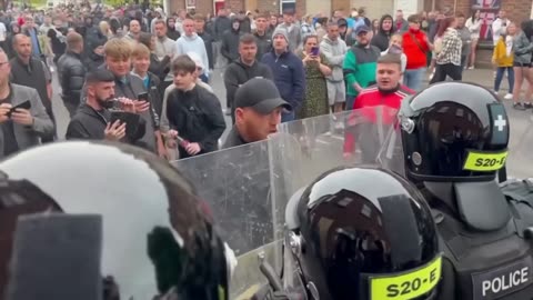 Anti-migrant riots spread in Northern Ireland as mobs attack police | BBC News