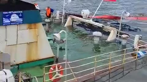 🛳️🌊 On the Yenisei River in the Krasnoyarsk Territory, a ship unexpectedly