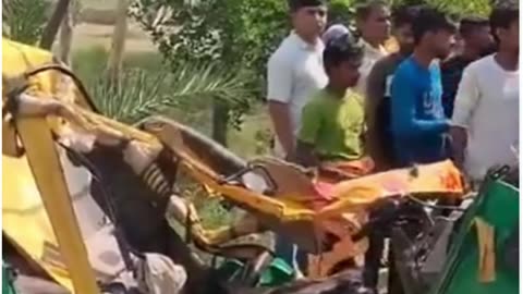 Tragedy in UP: A dumper hit an auto in Hardoi, killing 6.