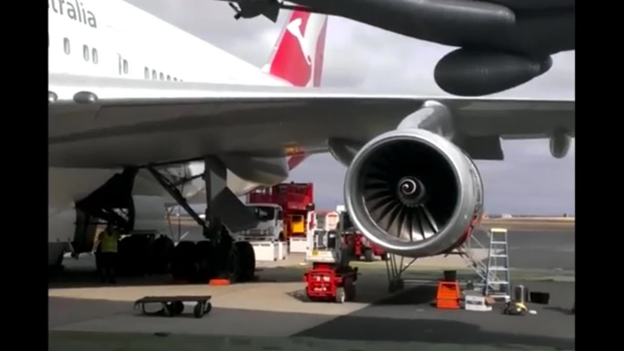 Massive #B747 Qantas Escape Slide Shooting Open #Aviation #Fly #AeroArduino