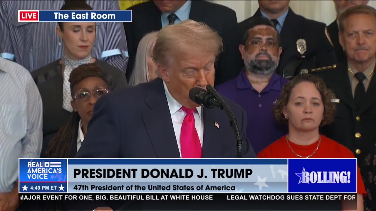 TRUMP WELCOMES ANGEL DAD TO THE WHITE HOUSE