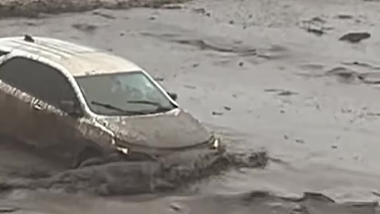 OMG đŽđŽA Los Angeles Fire Department member escaped a close call