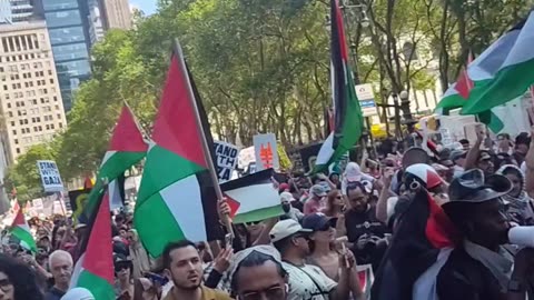Mahmoud Khalil en la "Marcha Masiva por la Humanidad"
