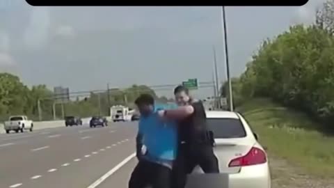 Yeah those cops need to hit the gym ASAP 🤯