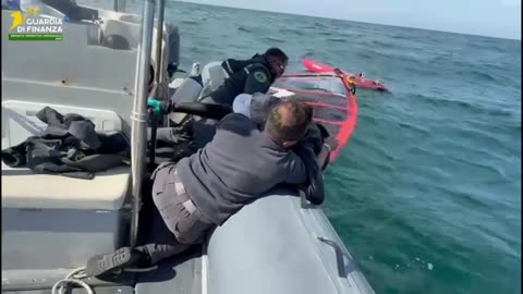 Vieste: ischia di morire mentre pratica windsurf, salvato in tempo dalla Guardia di Finanza a Vieste