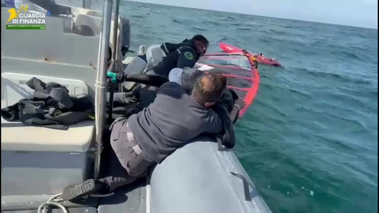Vieste: rischia di morire mentre pratica windsurf, salvato in tempo dalla Guardia di Finanza a Vieste