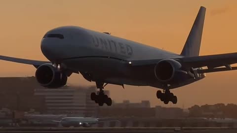Landing of a Boeing 777-200 of United Airlines.