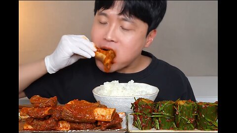 Braised spareribs, cold cucumber salad, this luxurious meal