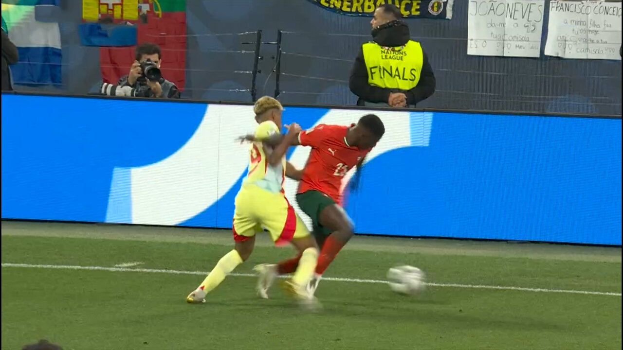 Nuno Mendes vs Lamine Yamal