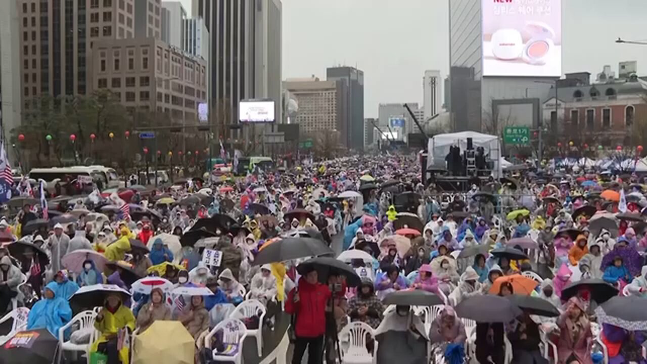 Hundreds rally in Seoul in support of former President Yoon Suk Yeol
