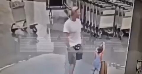 A Belarusian passenger of Jewish origin violently assaulted a two-year-old Iranian child at a Moscow