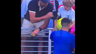 Un hincha arrebata una gorra que tenista iba regalar a un niño