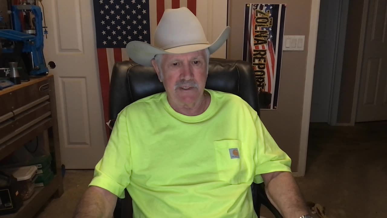 Man Sporting Dad Hoodie, Calls On American's To Drop ICE Agents!