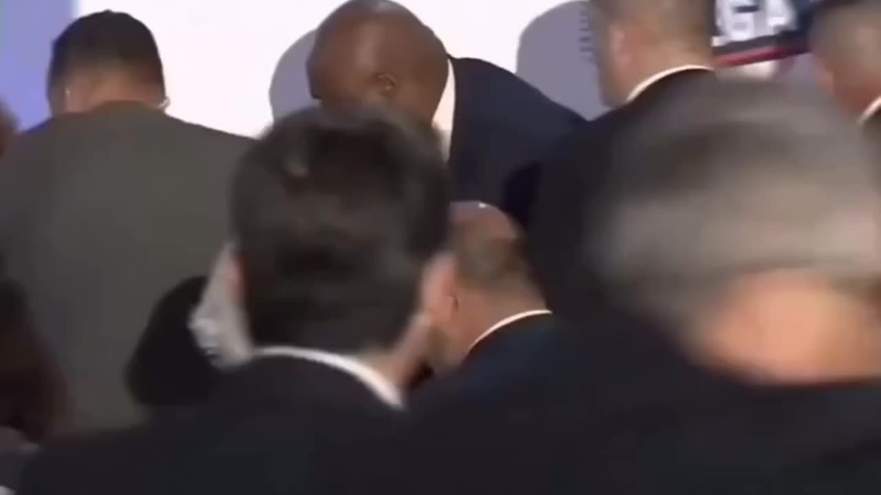 Portugal's right-wing nationalist leader André Ventura suddenly collapsed mid-speech