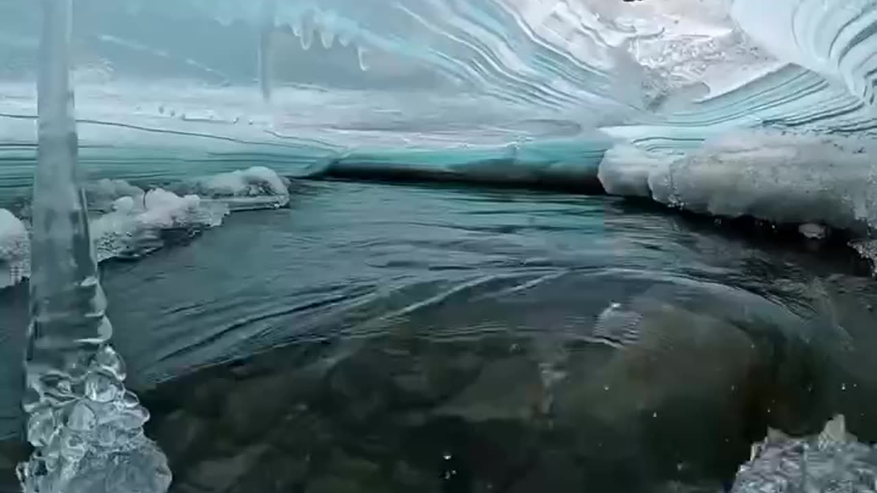 spotted this hole in a frozen riverbed and look what i find below 😍