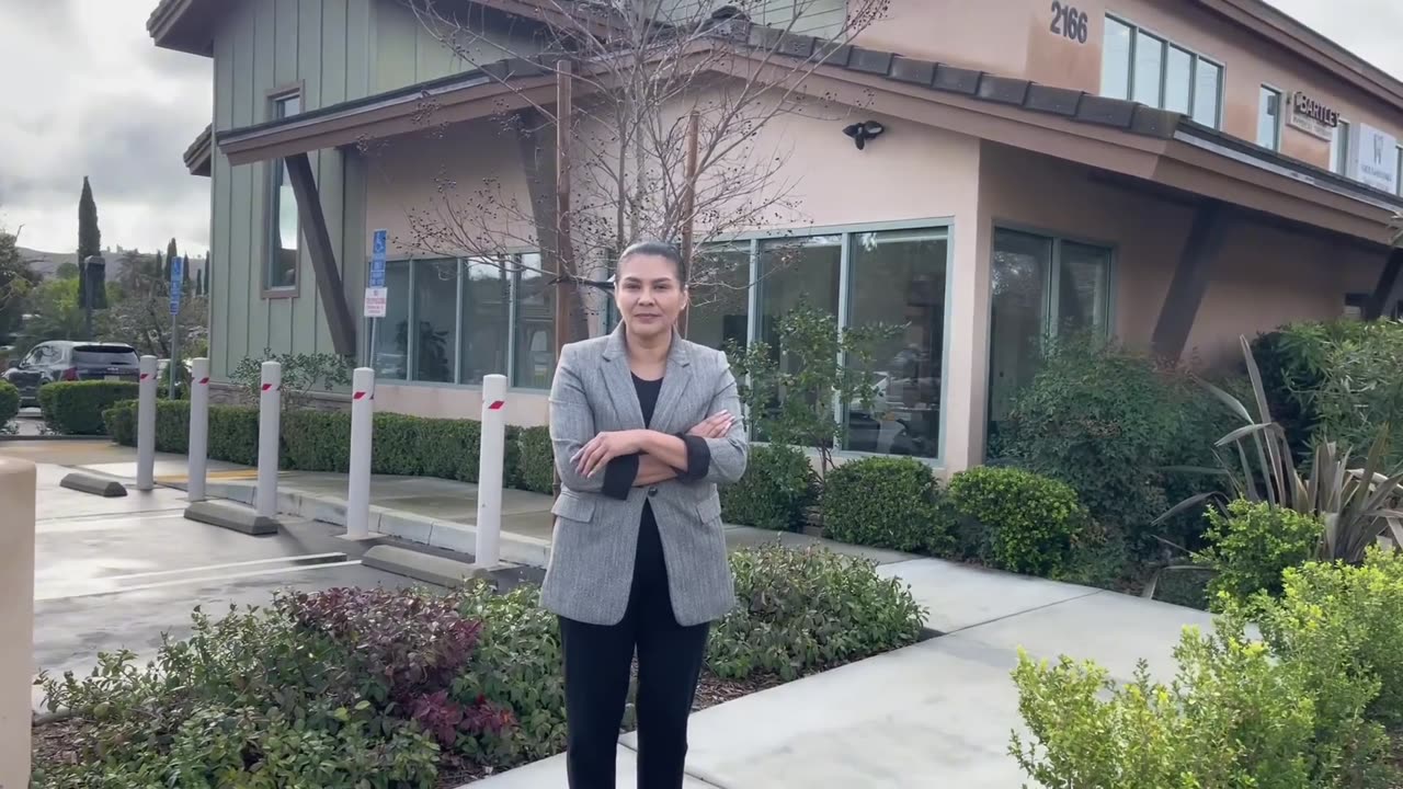 DERANGED KAREN Says Filming FROM PUBLIC Is A VIOLATION OF PRIVACY, CALLS POLICE OVER CAMERAS (1080p)