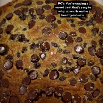 My go-to when I get a sweet craving. It tastes like a warm, gooey, chocolate chip skillet cookie.🤤🍪