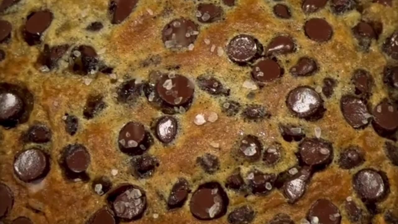 My go-to when I get a sweet craving. It tastes like a warm, gooey, chocolate chip skillet cookie.🤤🍪