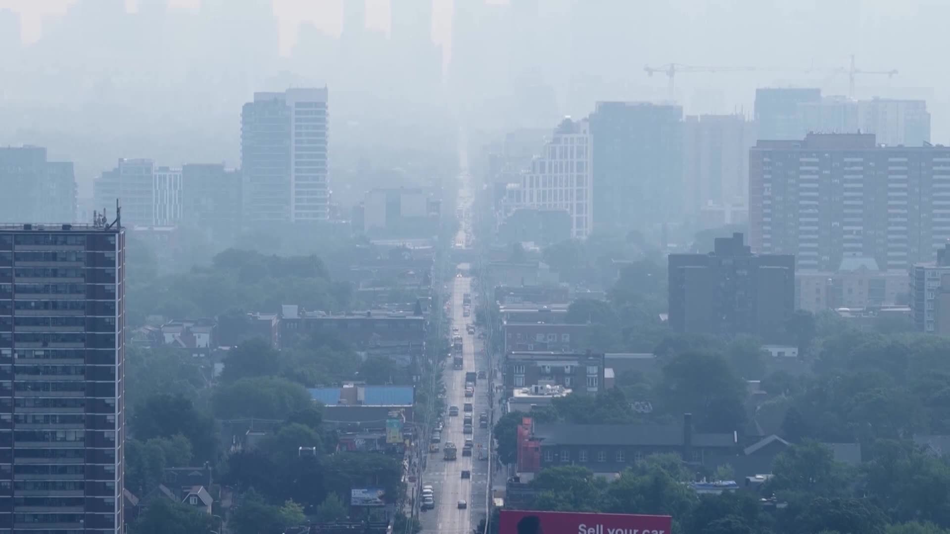 Wildfire smoke blankets Toronto, sets off air quality warning