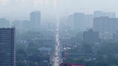 Wildfire smoke blankets Toronto, sets off air quality warning