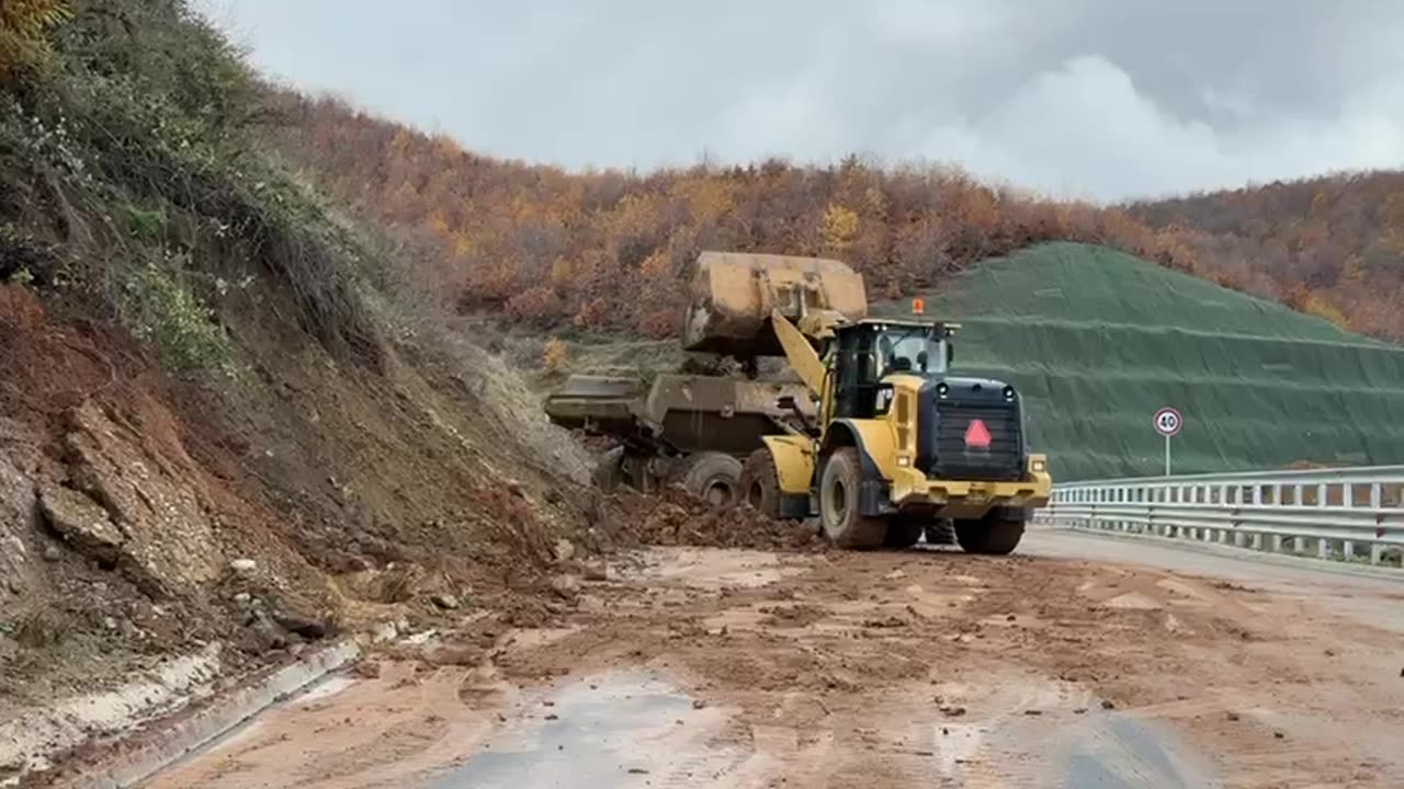 Rrëshqitje masive dheu në aksin Qukës-Qafë Plloçë, bllokohet njëra prej korsive