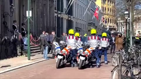 Emmanuel Macron bezoekt de Eerste Kamer der Staten Generaal / Raad van State dinsdag 11 april 2023