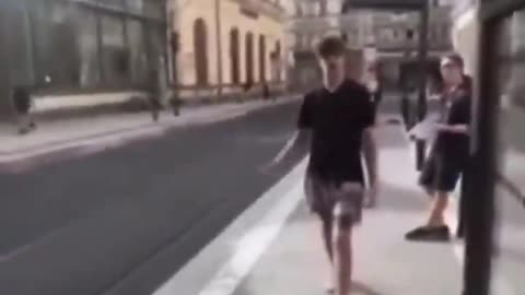 Boy attacks pregnant woman and discovers it was better not to. Education is important.