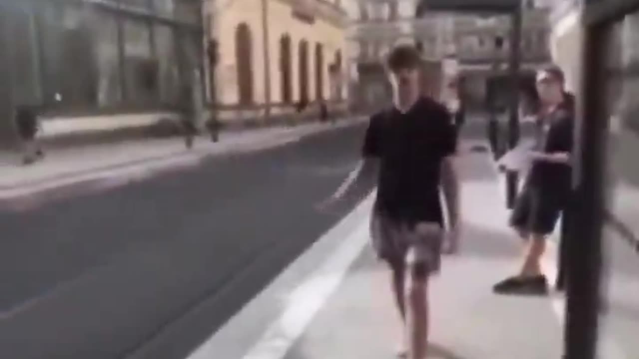 Boy attacks pregnant woman and discovers it was better not to. Education is important.